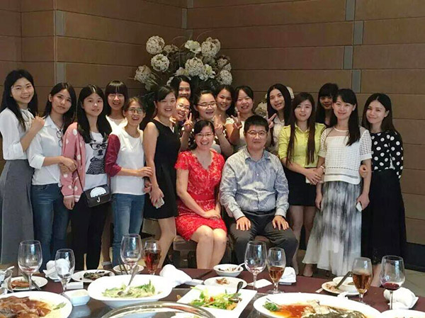 員(yuán)工聚餐(cān)